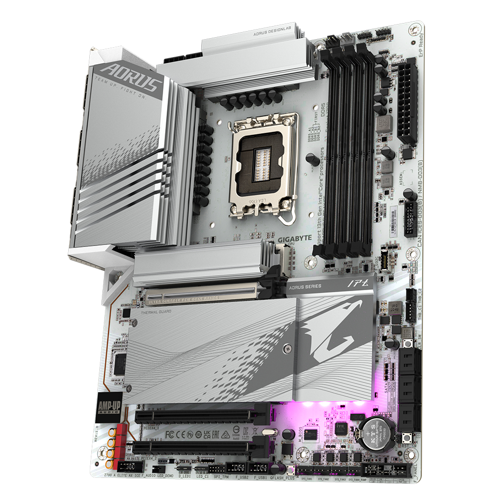 GIGABYTEの「Z790 Aorus Elite AX ICE」。重厚な作りのホワイト系マザーだ