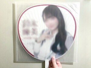 【100均】こんなの欲しかった! 袋のまま入れられる「うちわカバー」が推し活の味方だった