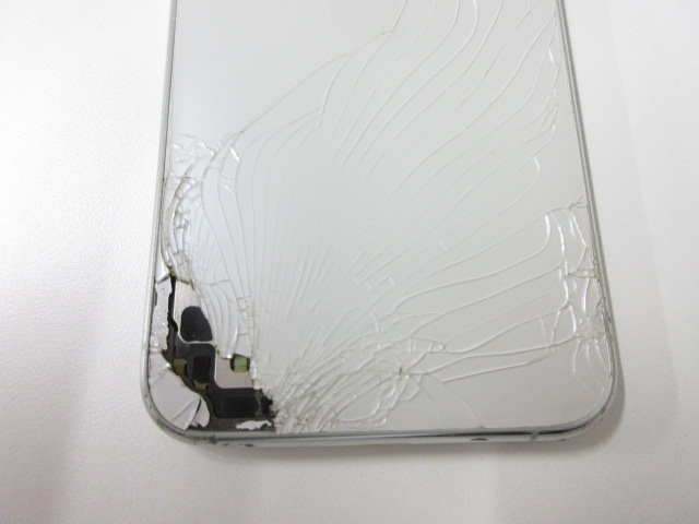 iPhone11 Pro 裏面 ひび割れ部分